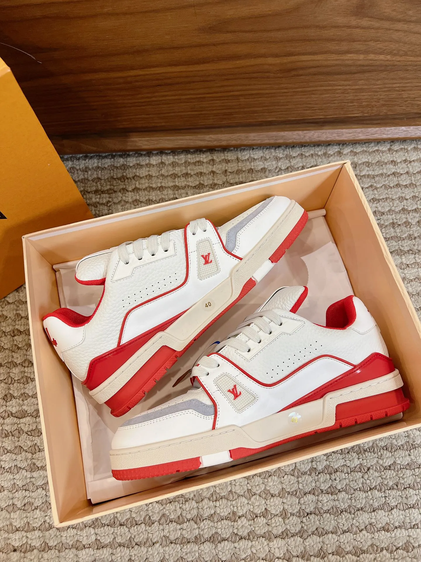 👟👟Ex-factory price 840👟👟 Dongguan high-end supply top version LV-Louis Vuitton 2022 catwalk new style, original 1:1 developed replica! ! It is very comfortable to wear on the foot. It is made of fine workmanship. The upper is spliced ​​with calfskin imported from Italy. The side is decorated with the brand's LOGO and signature. The cowhide foot pads are lined with mesh, making the foot feel super comfortable. The original two-color TPU combination outsole is specially provided by the original factory. Packing process: Goodyear stitching and overlocking Size: 35-44 standard size